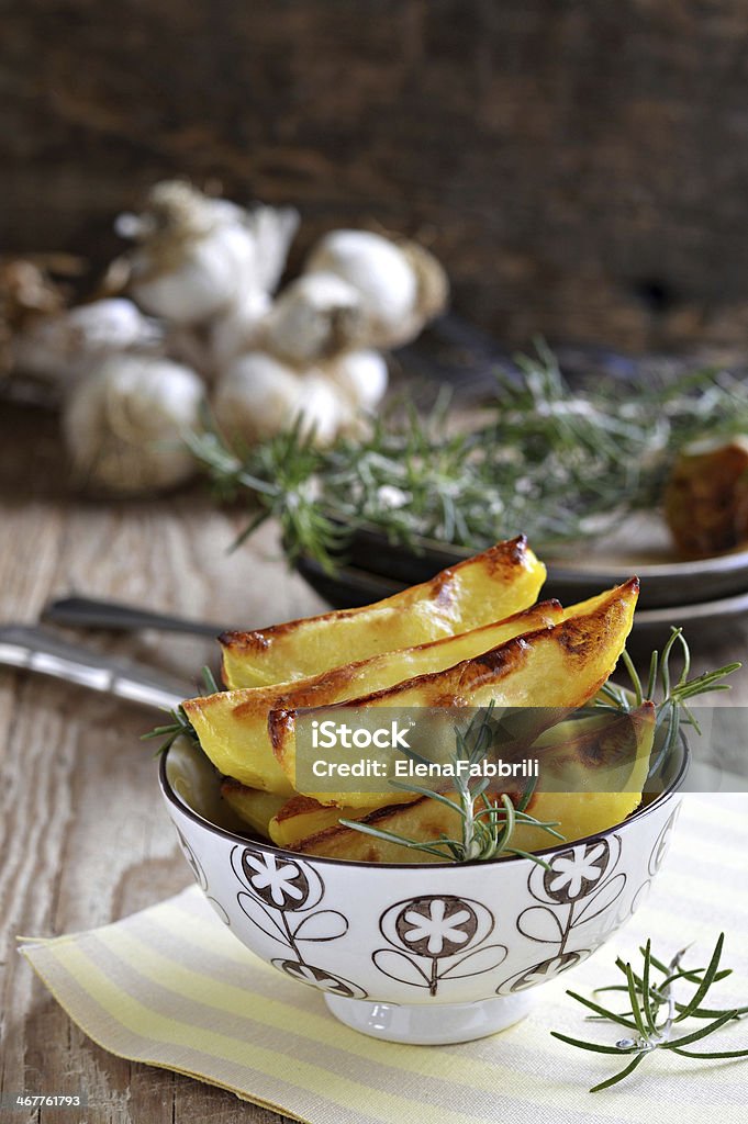 Patate arrosto al rosmarino e aglio - Foto stock royalty-free di Patata Fingerling