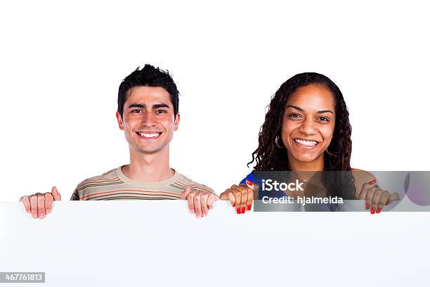 Multirracial Casal Segurando Um Banner Em Branco - Fotografias de stock e mais imagens de 20-29 Anos - 20-29 Anos, Adolescente, Adulto