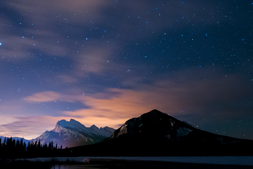 Invierno en la noche, parque nacional de Banff photo