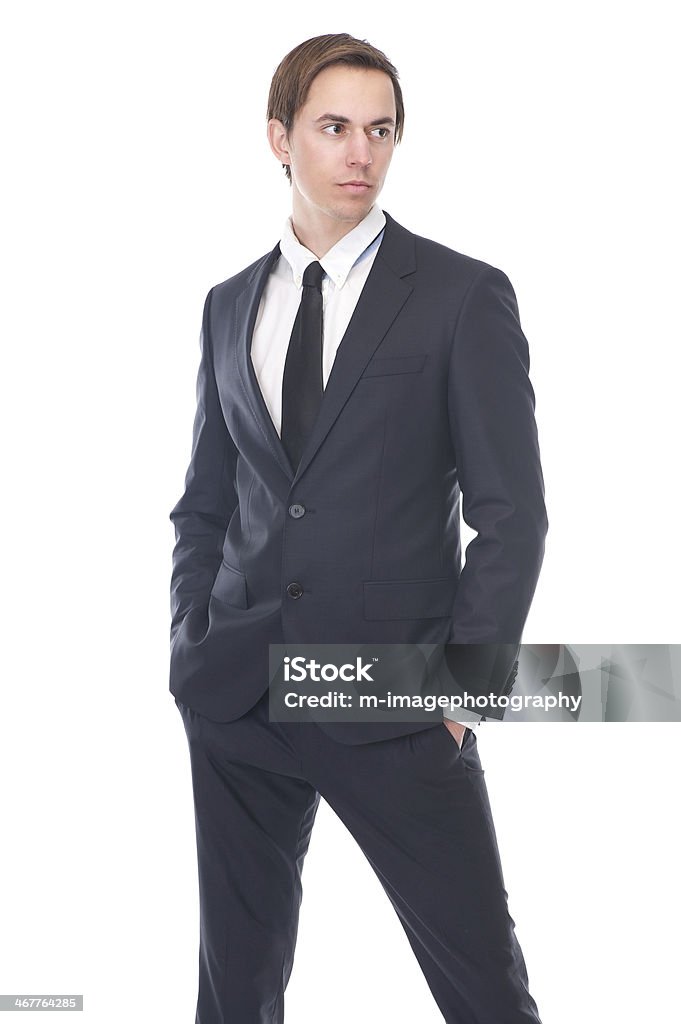 Un bell'uomo moda modello in abito nero business - Foto stock royalty-free di 20-24 anni