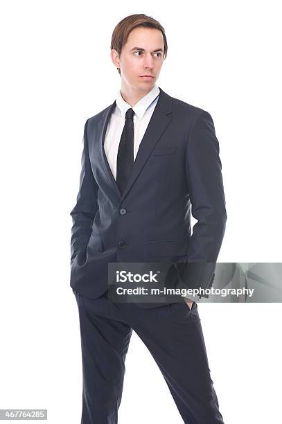 Un Belluomo Moda Modello In Abito Nero Business - Fotografie stock e altre immagini di 20-24 anni - 20-24 anni, 25-29 anni, Abbigliamento elegante