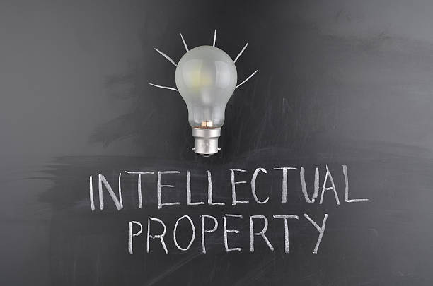 知的財産権 - invention brainstorming intellectual property blackboard ストックフォトと画像