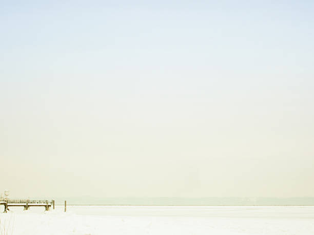 lago chiemsee nella stagione invernale - non urban scene landscaped winter snow foto e immagini stock