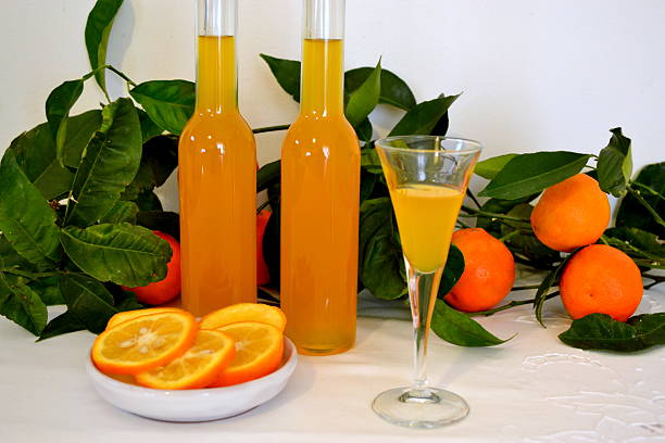 mandarinetto licor - liqueur glass fotografías e imágenes de stock