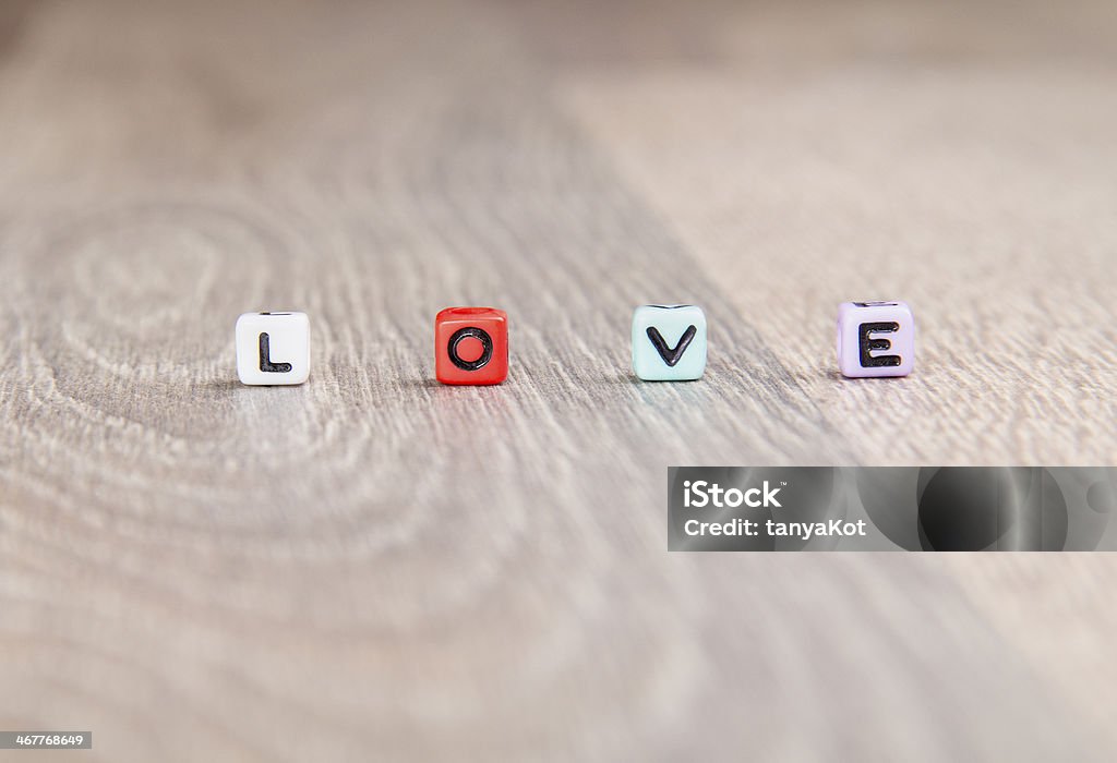 La palabra amor en una superficie de madera - Foto de stock de Día de San Valentín - Festivo libre de derechos
