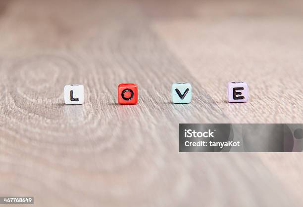 愛の言葉木製の面 - バレンタインデーのストックフォトや画像を多数ご用意 - バレンタインデー, 人物, 信用性