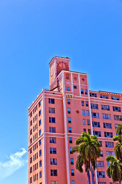 wunderschönen historischen gebäude in miami - pink buildings stock-fotos und bilder