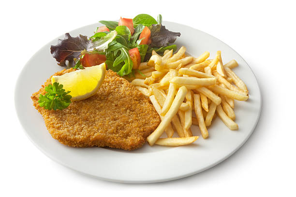 fleisch:  schnitzel und pommes frites und salat - schnitzel cutlet meat isolated on white stock-fotos und bilder