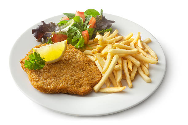 viande: escalope de veau panée, des frites et salade - schnitzel cutlet meat isolated on white photos et images de collection