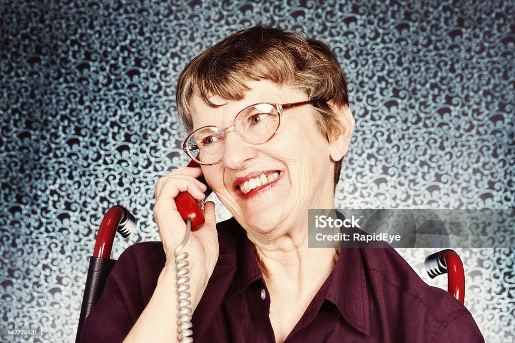 Sonriente mujer, encantada chats en el teléfono - Foto de stock de 70-79 años libre de derechos