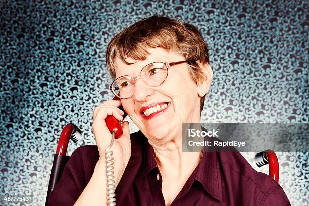 Sonriente Mujer Encantada Chats En El Teléfono Foto de stock y más banco de imágenes de 70-79 años - 70-79 años, Adulto, Alegría