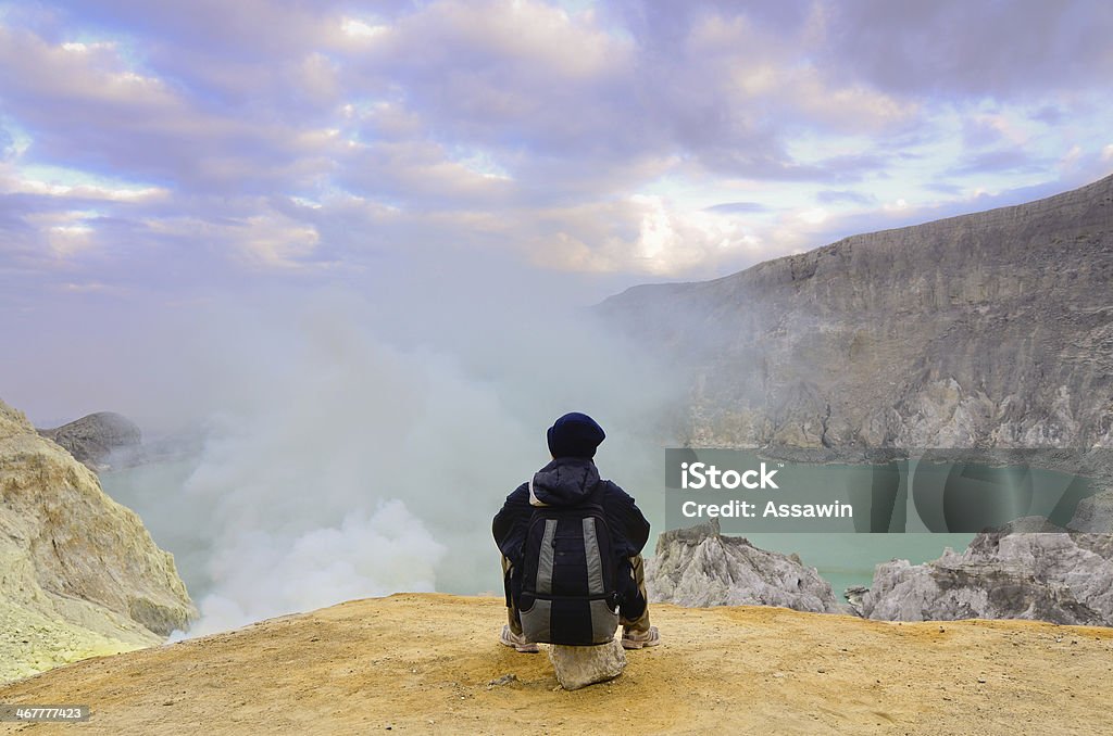 Das Tourist sich auf einem Fels im Kawah Ijen-Vulkan - Lizenzfrei Abgas Stock-Foto