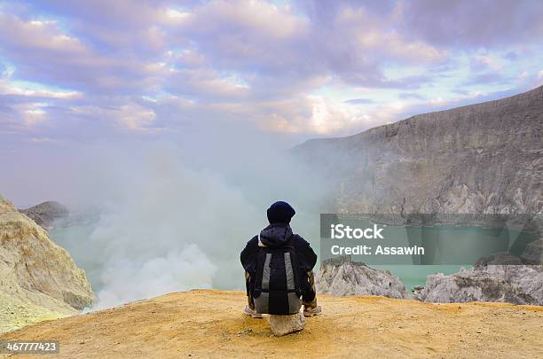 Das Tourist Sich Auf Einem Fels Im Kawah Ijenvulkan Stockfoto und mehr Bilder von Abgas