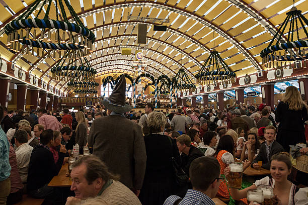 festa na oktoberfest dentro de uma tenda da bavária - lederhosen oktoberfest beer dancing - fotografias e filmes do acervo