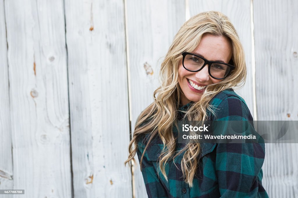 Glückliche blonde Fotomodell mit Brille Blick in die Kamera - Lizenzfrei Brille Stock-Foto