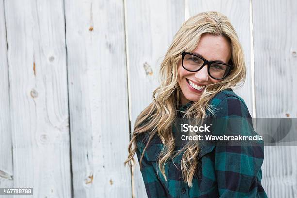 Glückliche Blonde Fotomodell Mit Brille Blick In Die Kamera Stockfoto und mehr Bilder von Brille