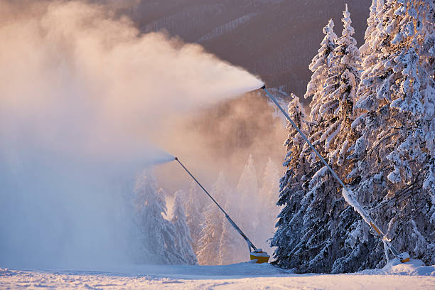 nieve cannons - mountain winter season machine snow making machine fotografías e imágenes de stock