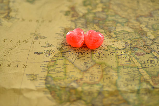 bonbon sucré cœur l'amour sur vieux algérie actuelle la carte - romantics photos et images de collection