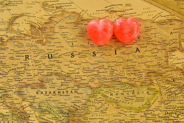 jolis cœurs candy présente l'amour sur vieux carte de la russie - romantics photos et images de collection