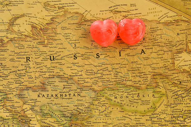doce doce presente amor coração no mapa antigo da rússia - romantics imagens e fotografias de stock