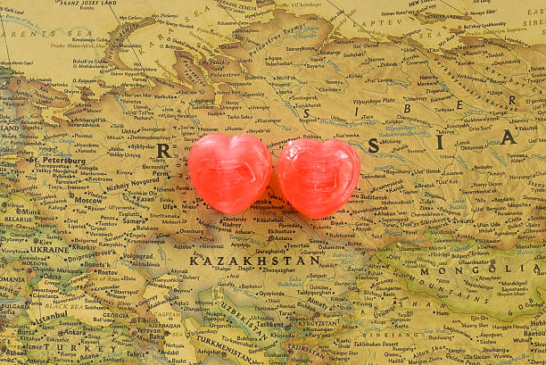 dolce cuore di dolciumi presente amore nella vecchia mappa del kazakistan - romantics foto e immagini stock