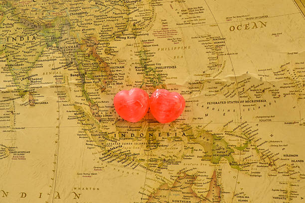 dolce cuore di dolciumi presente amore nella vecchia mappa di indonesia - romantics foto e immagini stock