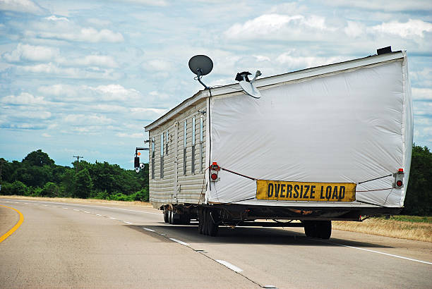haus-anhänger an der interstate highway - mobiles haus stock-fotos und bilder