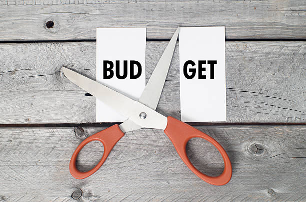 budget cut-konzept - home finances cutting scissors finance stock-fotos und bilder