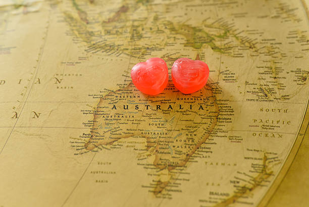 jolis cœurs candy présente l'amour sur vieux carte de l'australie - romantics photos et images de collection