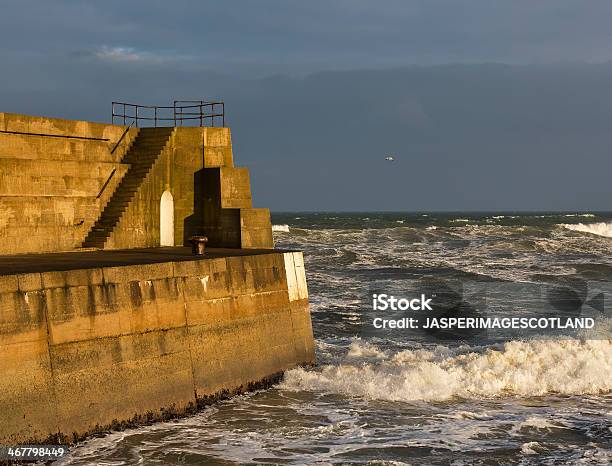 Tome La Salida A Lossiemouth Harbour En Invierno Foto de stock y más banco de imágenes de Aire libre - Aire libre, Embarcadero, Escaleras