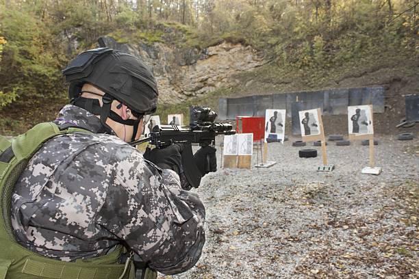 soldado de fuerzas especiales - armed forces human hand rifle bullet fotografías e imágenes de stock
