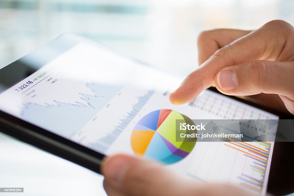 À l'aide de Tablette numérique - Photo de Diagramme en camembert libre de droits