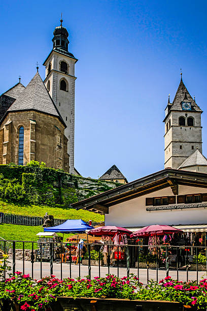 교회 of kitzbuhl 오스트리아에 - catholicism north tirol austria europe 뉴스 사진 이미지