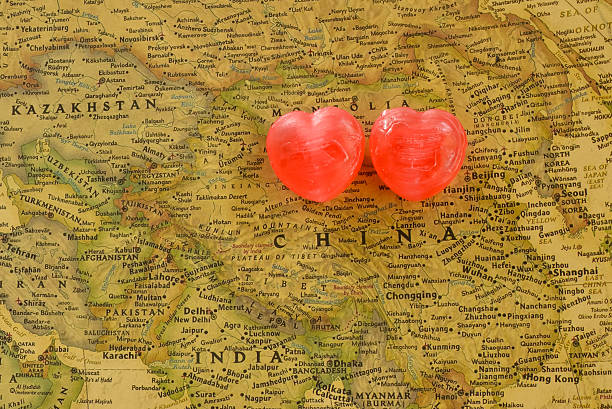 dolce cuore di dolciumi presente amore nella vecchia mappa di cina - romantics foto e immagini stock