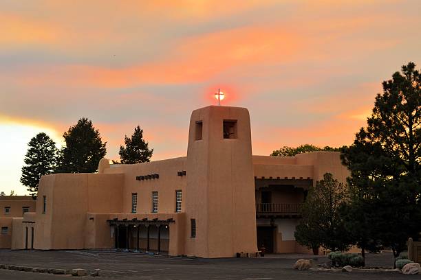 istock Church at sunset in Santa Fe, New Mexico 467817688