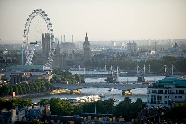 市 scape （イギリス、ロンドン） - london england thames river millennium wheel aerial view ストックフォトと画像