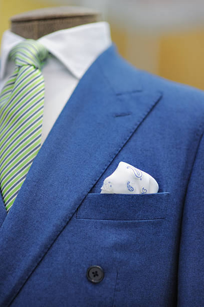 costume bleu avec cravate et mouchoir - lapel suit jacket necktie photos et images de collection