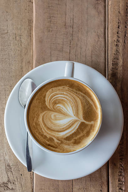 tasse de cappuccino ou un café au lait. - food wood vibrant color close up photos et images de collection
