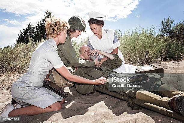 Krankenschwestern Komfortable Einem Soldaten Des Zweiten Weltkriegs Stockfoto und mehr Bilder von Junge Frauen