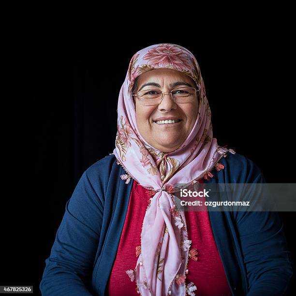 Türkische Senior Frau Porträt Stockfoto und mehr Bilder von Alter Erwachsener - Alter Erwachsener, Studioaufnahme, Oberkörperaufnahme