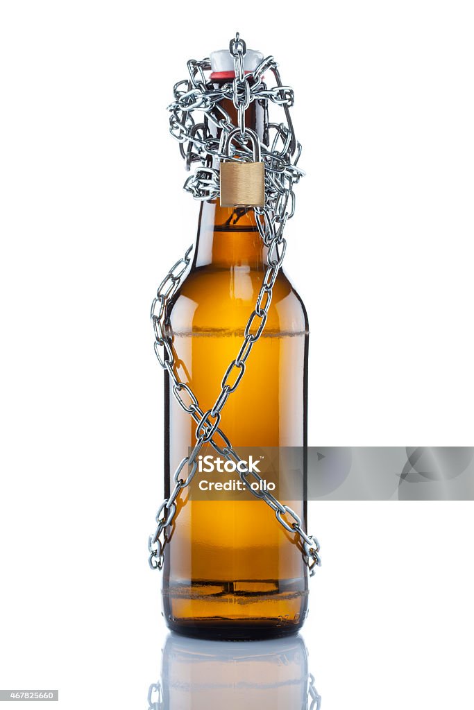 Marrón swing con botella de cerveza en cadenas - Foto de stock de Cerradura libre de derechos