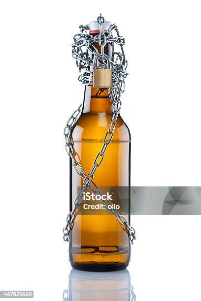 Marrón Swing Con Botella De Cerveza En Cadenas Foto de stock y más banco de imágenes de Cerradura - Cerradura, Botella, Bebida alcohólica