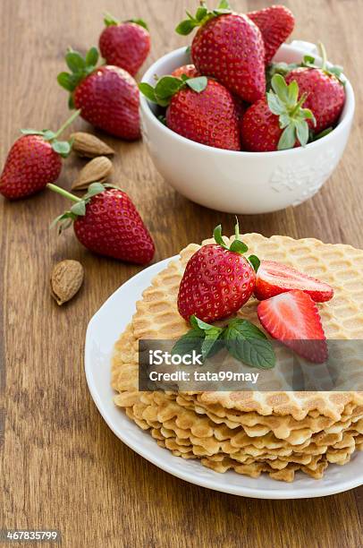 Photo libre de droit de Gaufres Maison Avec Des Fraises Sur Une Surface En Bois banque d'images et plus d'images libres de droit de Affectueux