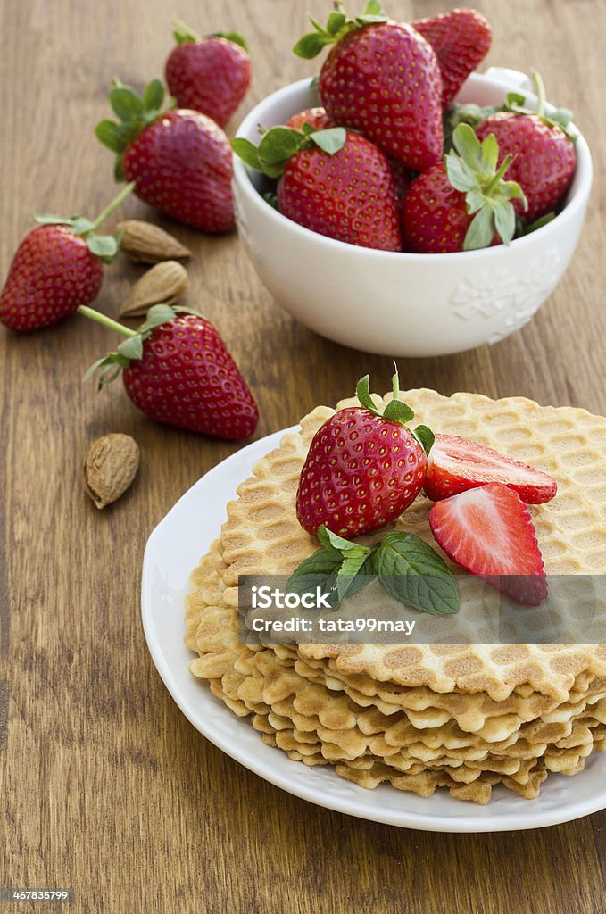 waffle caseiro com morango sobre uma superfície de madeira - Foto de stock de Amarelo royalty-free