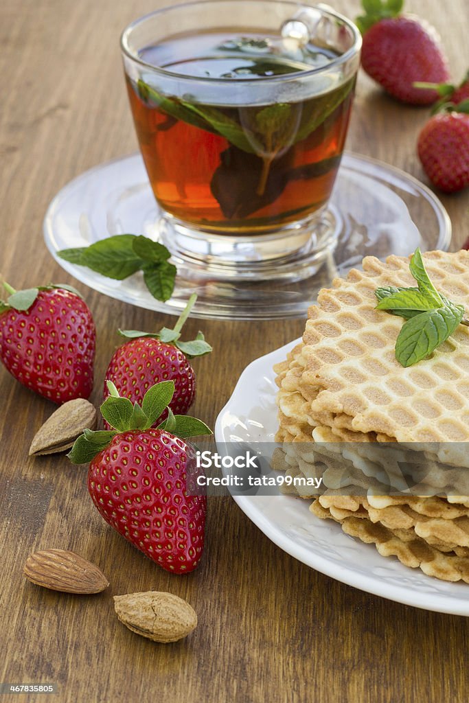 Casa a nido d'ape con strawberry su una superficie di legno - Foto stock royalty-free di Affettuoso