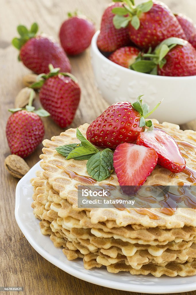 Hausgemachten Waffeln mit Erdbeer-auf Holz Oberfläche - Lizenzfrei Backen Stock-Foto