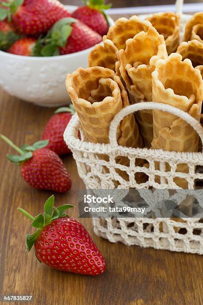 Hausgemachten Waffeln Mit Erdbeerauf Holz Oberfläche Stockfoto und mehr Bilder von Backen