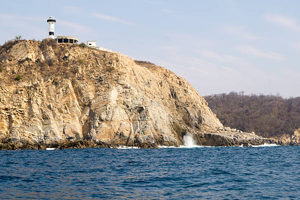 bahías de huatulco. lighthouse. punta de santa cruz - commercial dock pier reef rock fotografías e imágenes de stock