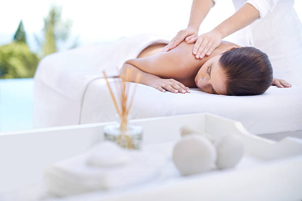 静かなスパでは - massaging massage therapist rear view human hand ストックフォトと画像