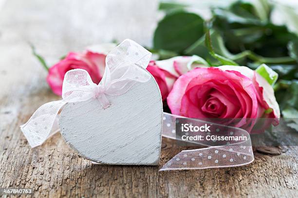 Símbolo Do Coração E Rosas - Fotografias de stock e mais imagens de Amor - Amor, Bouquet, Branco
